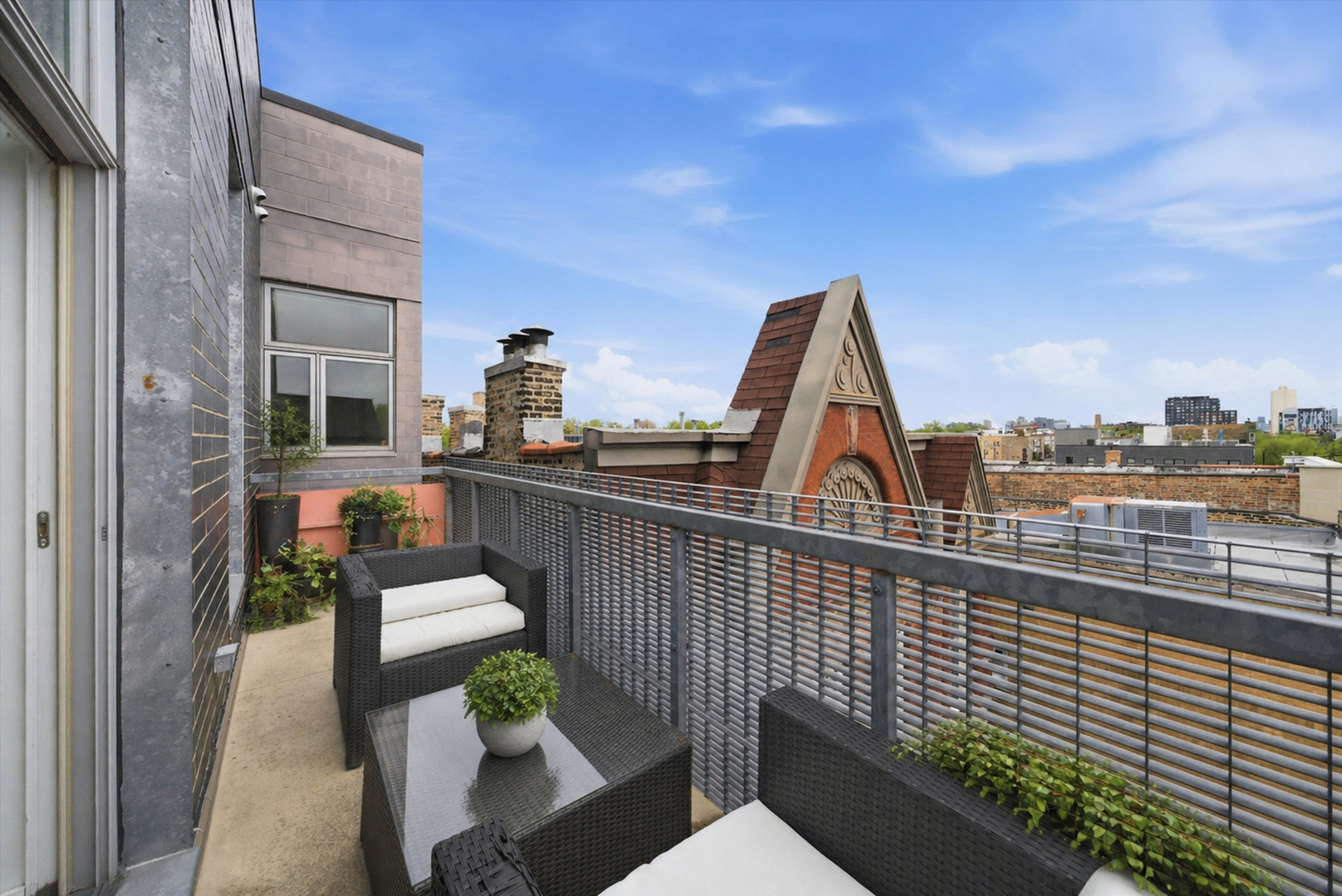 2028 W Division Street Unit: 401