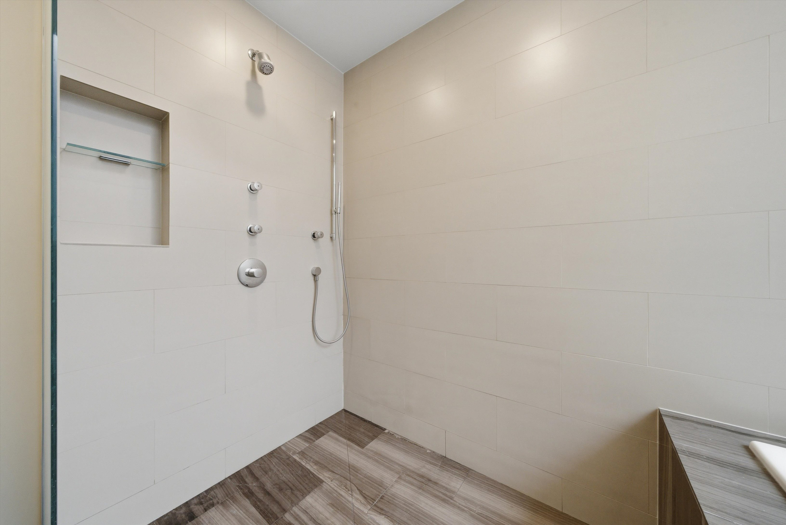 2028 W Division Street Unit: 401