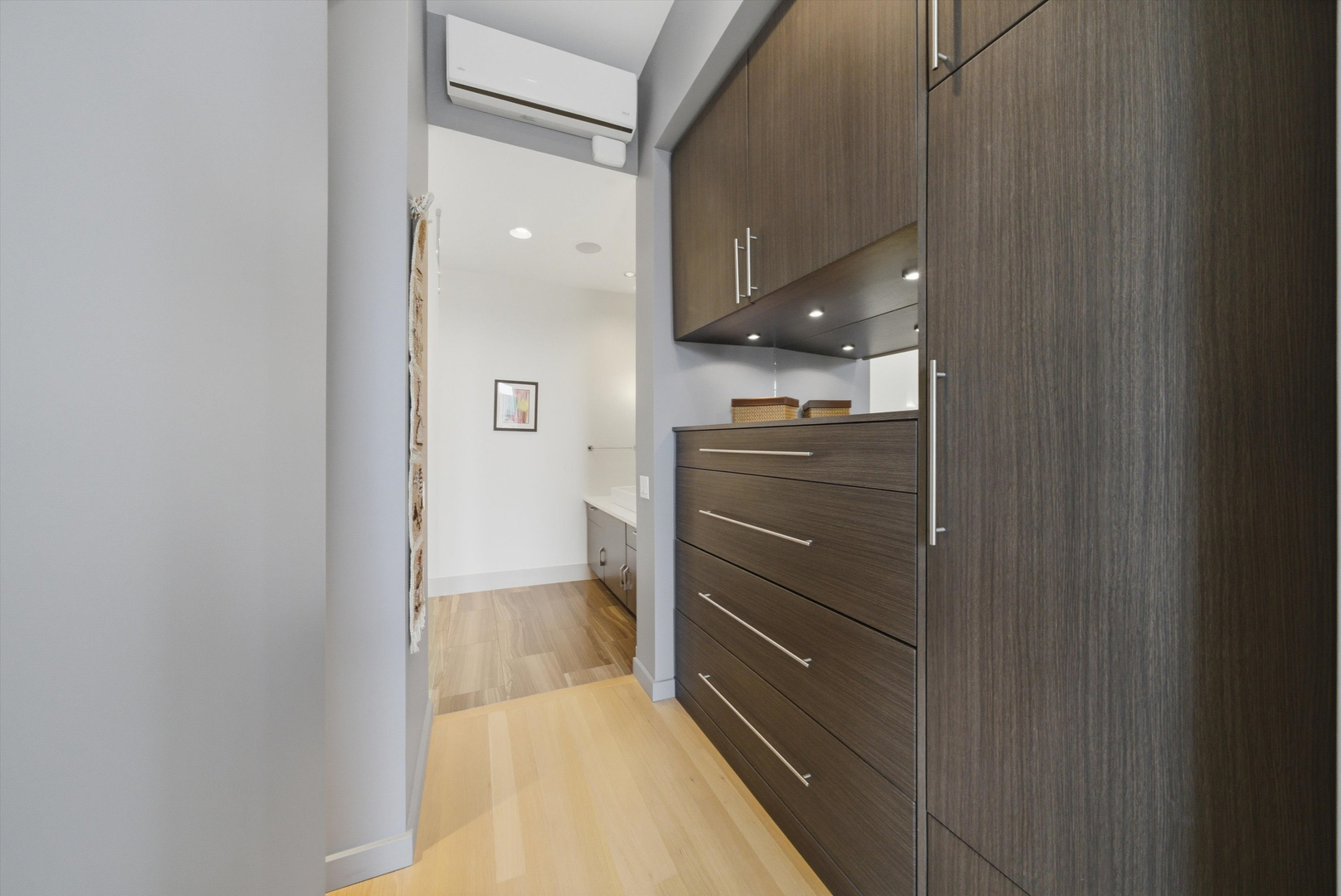2028 W Division Street Unit: 401
