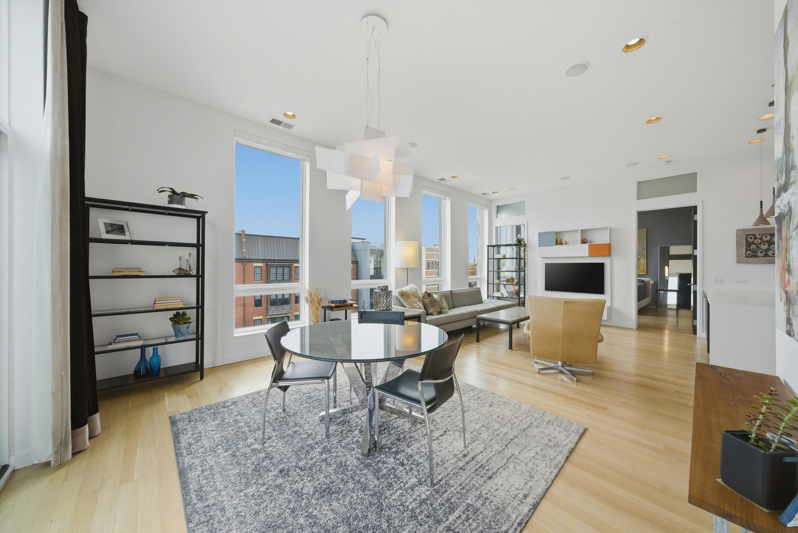 2028 W Division Street Unit: 401