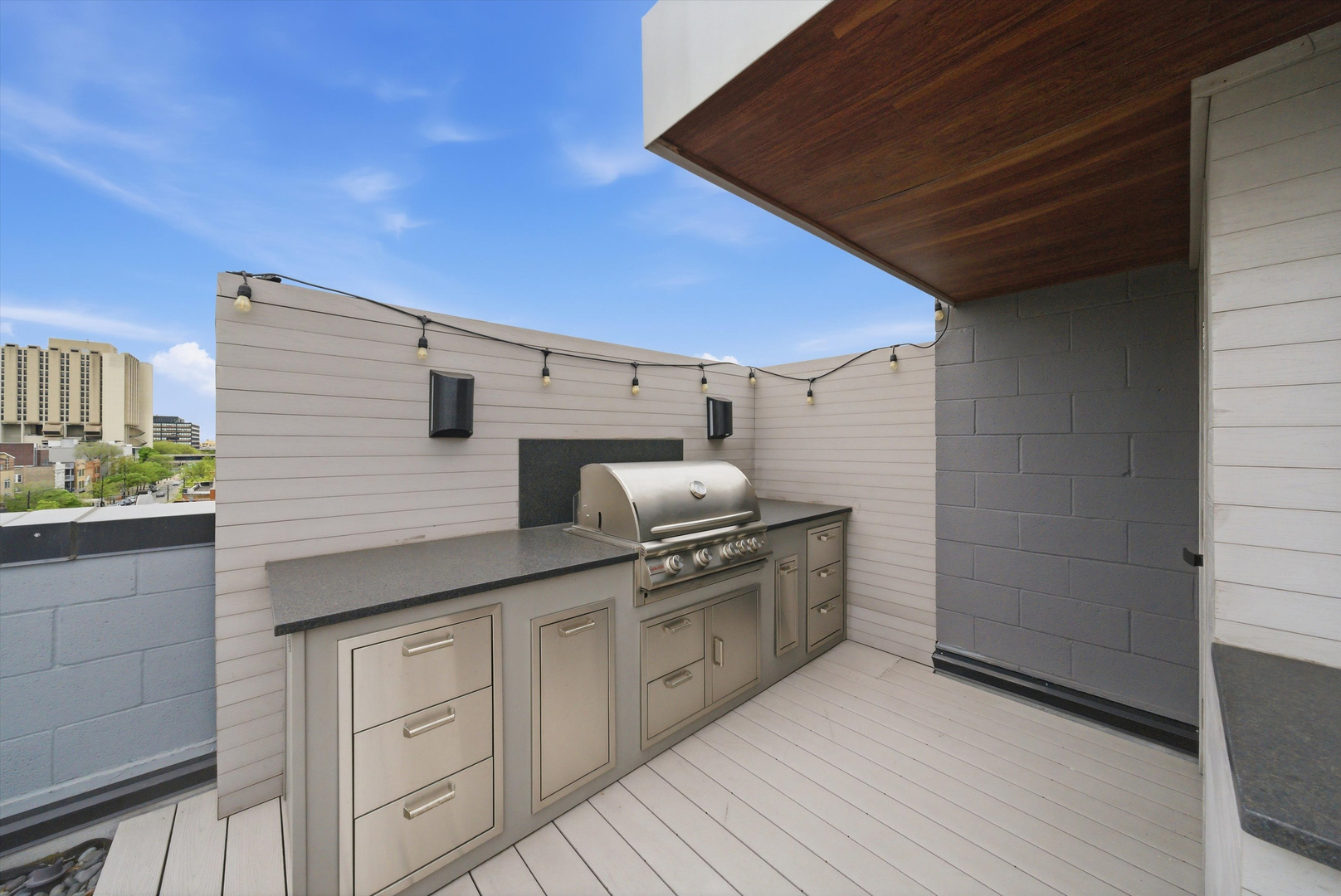 2028 W Division Street Unit: 401