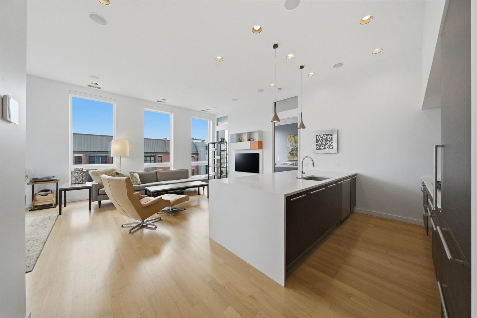 2028 W Division Street Unit: 401