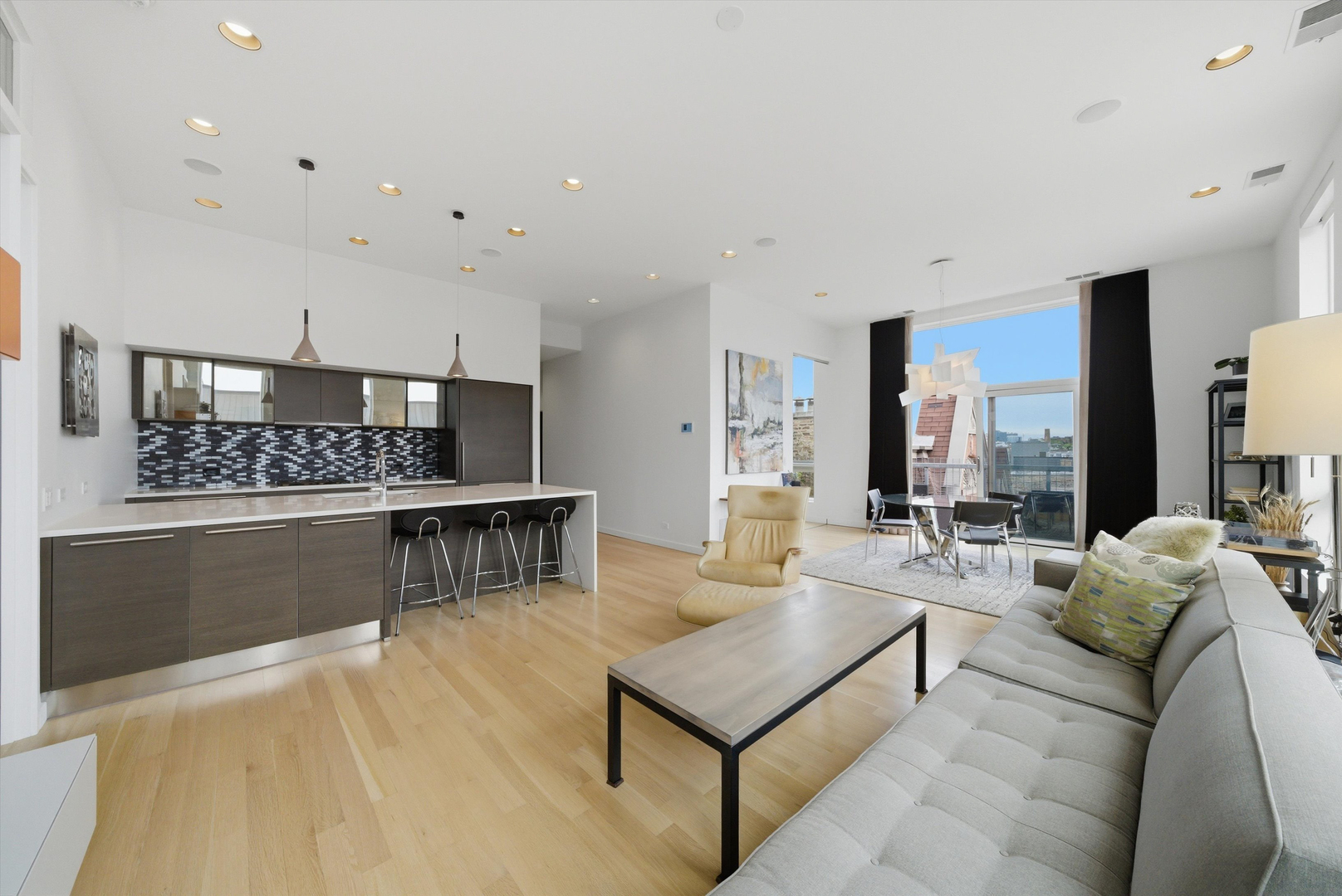 2028 W Division Street Unit: 401