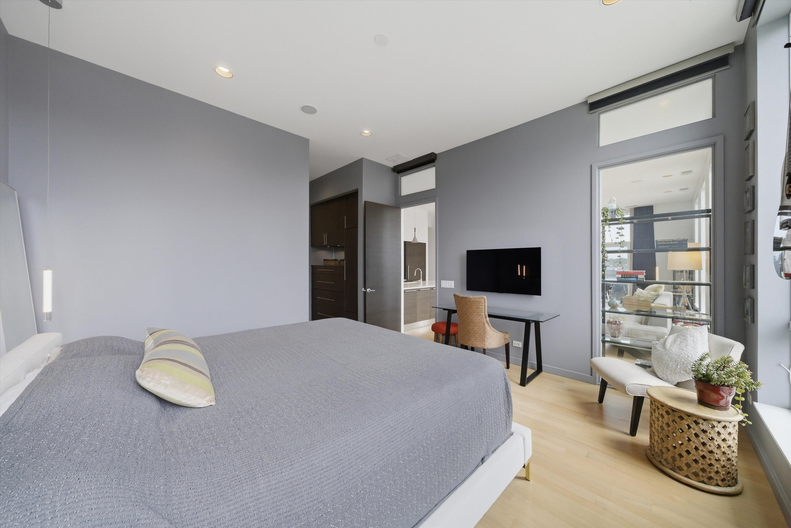 2028 W Division Street Unit: 401