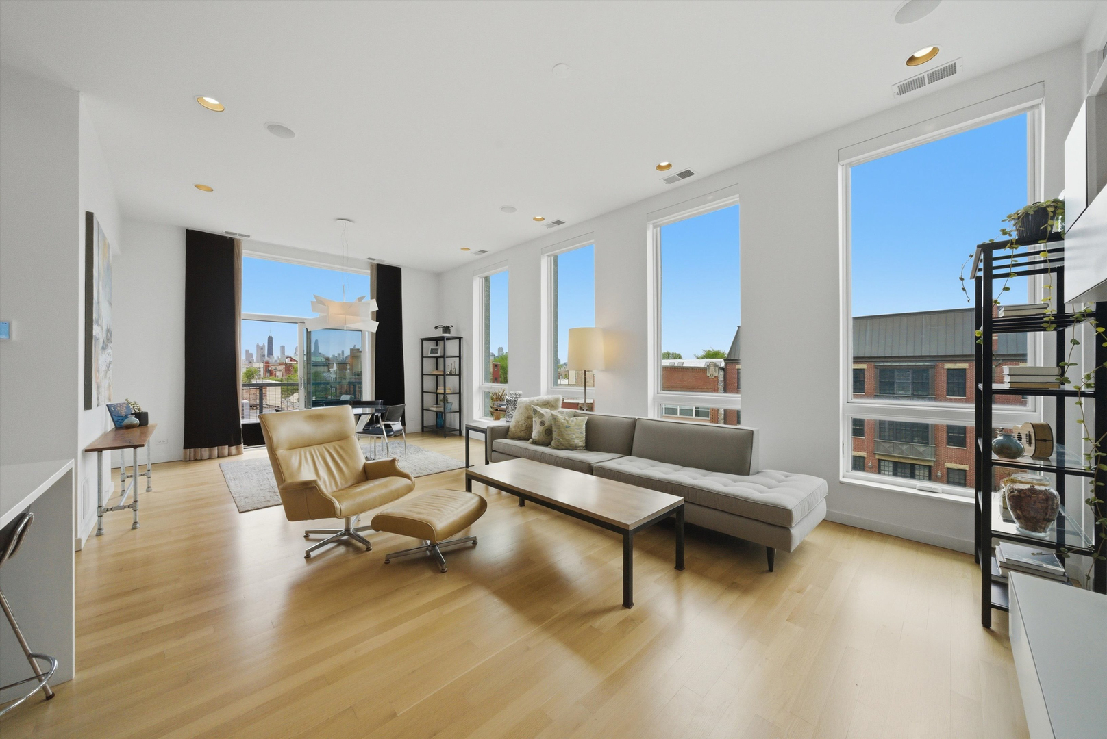 2028 W Division Street Unit: 401