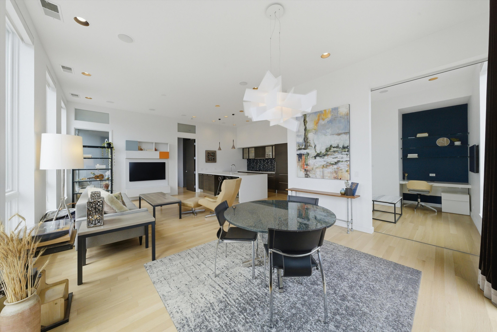 2028 W Division Street Unit: 401