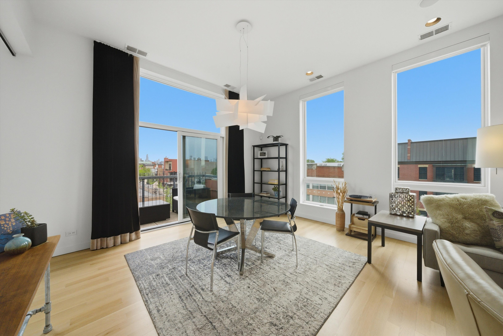 2028 W Division Street Unit: 401