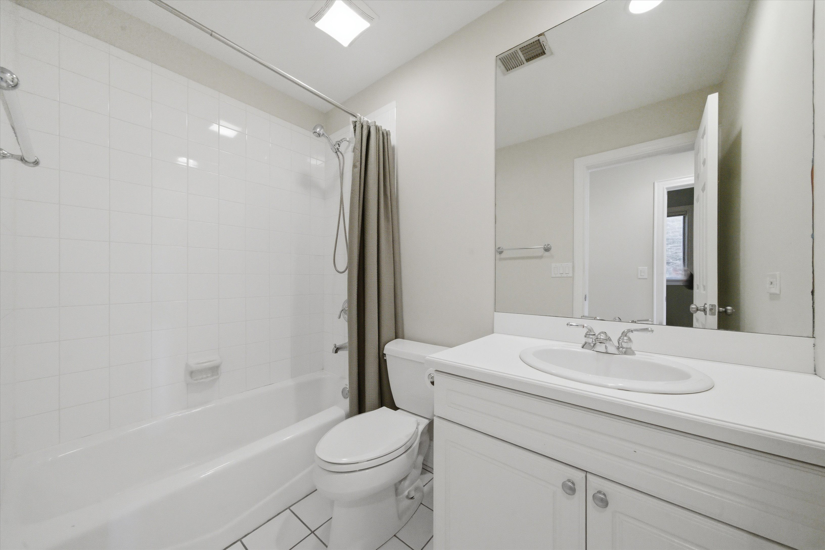 1656 W Augusta Boulevard Unit: 3W