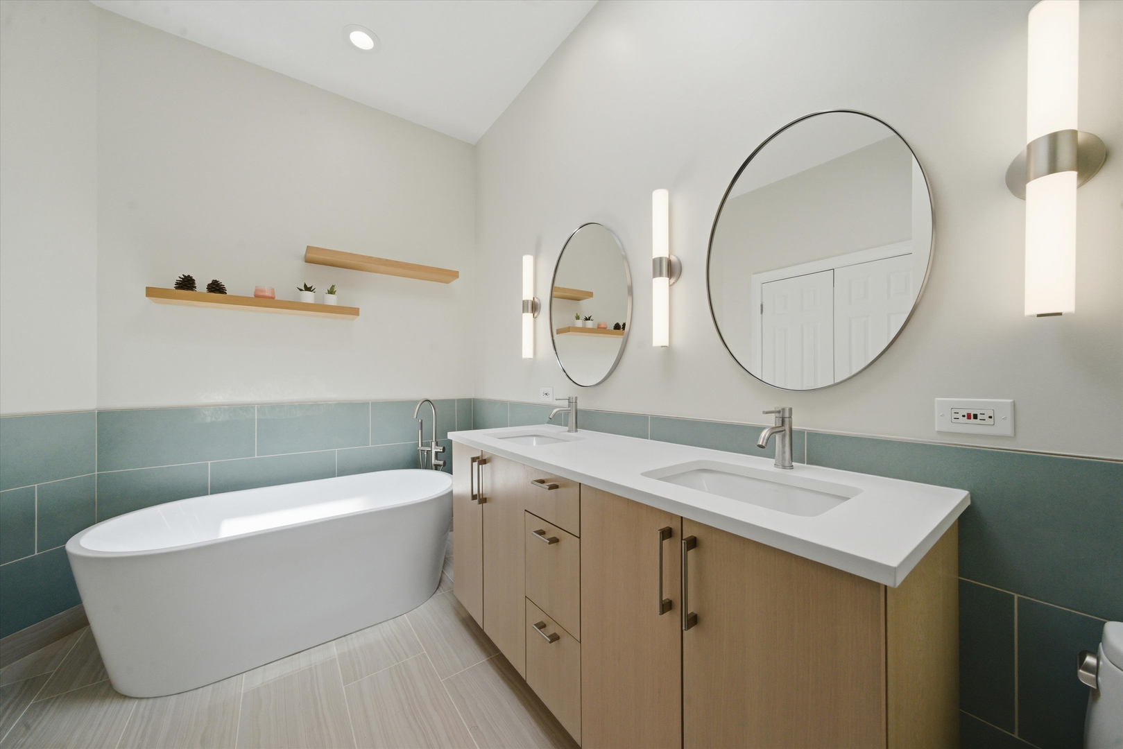 1656 W Augusta Boulevard Unit: 3W