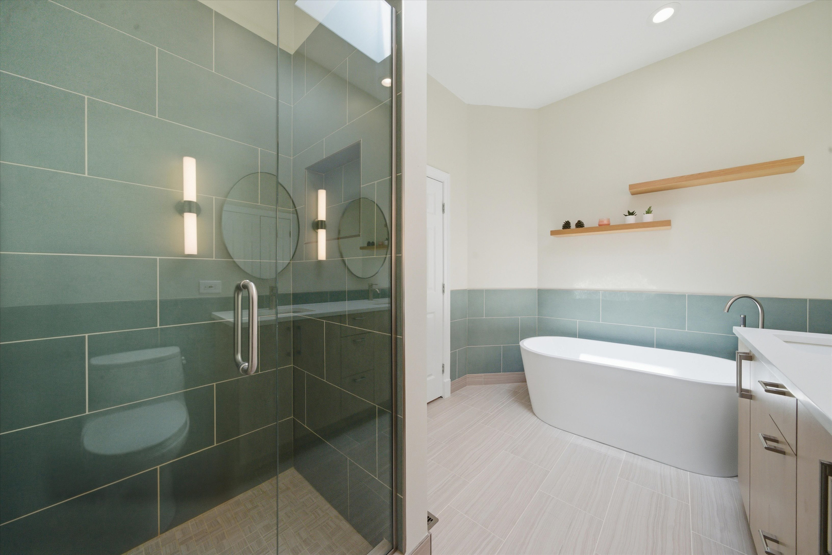 1656 W Augusta Boulevard Unit: 3W