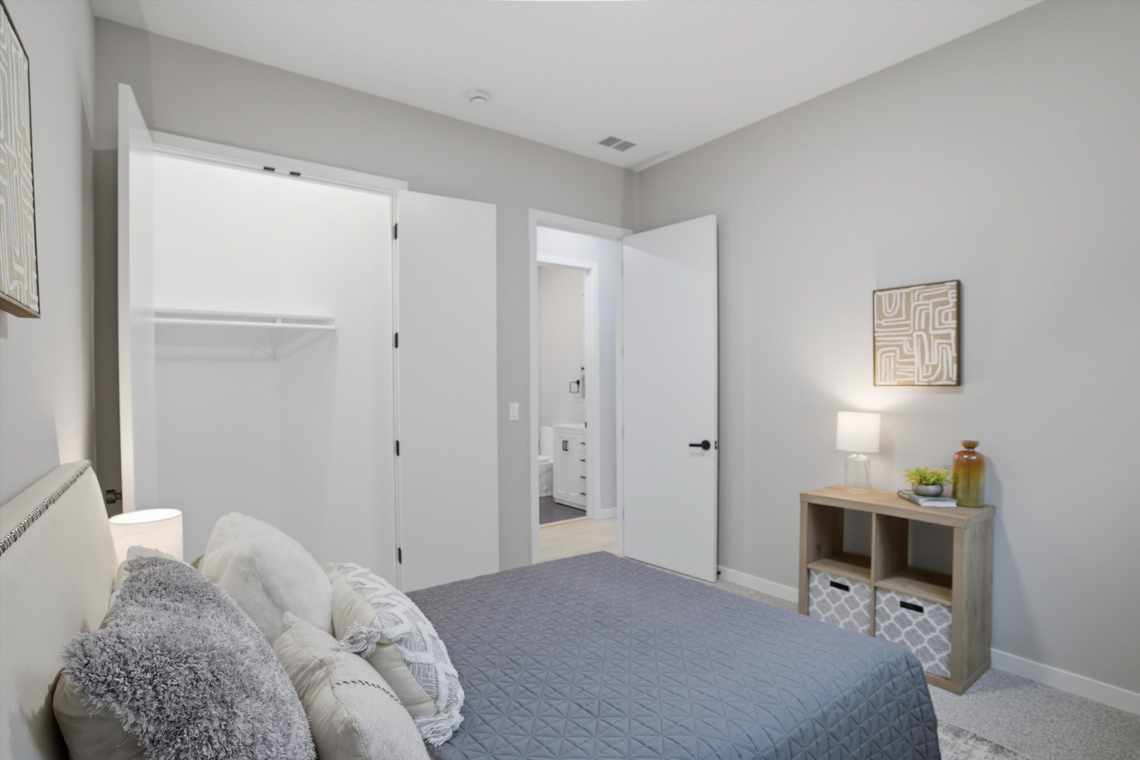 5830 N Lincoln Avenue Unit: 3S