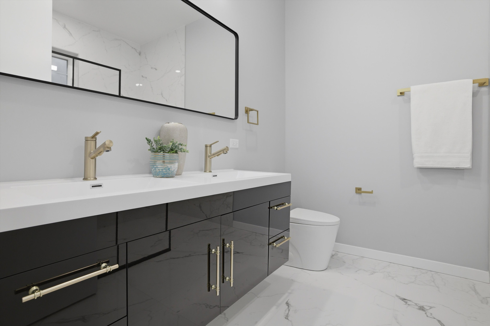 5830 N Lincoln Avenue Unit: 3S