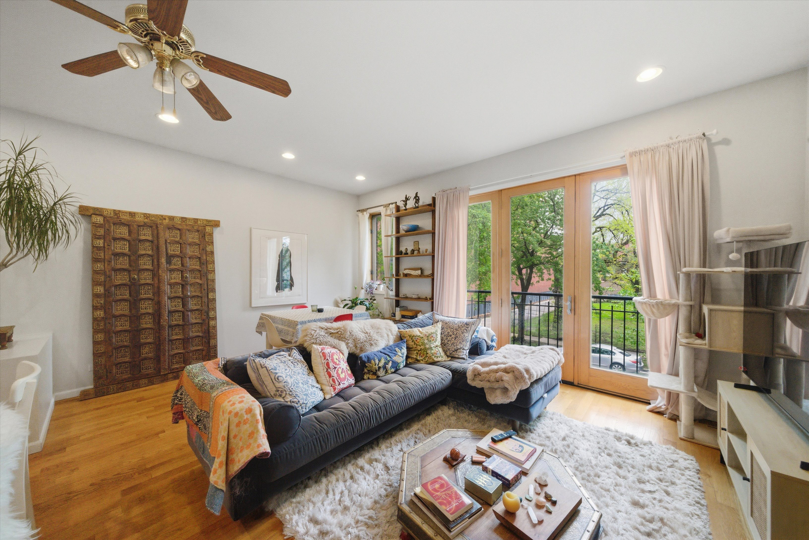 2416 W THOMAS Street Unit: 2
