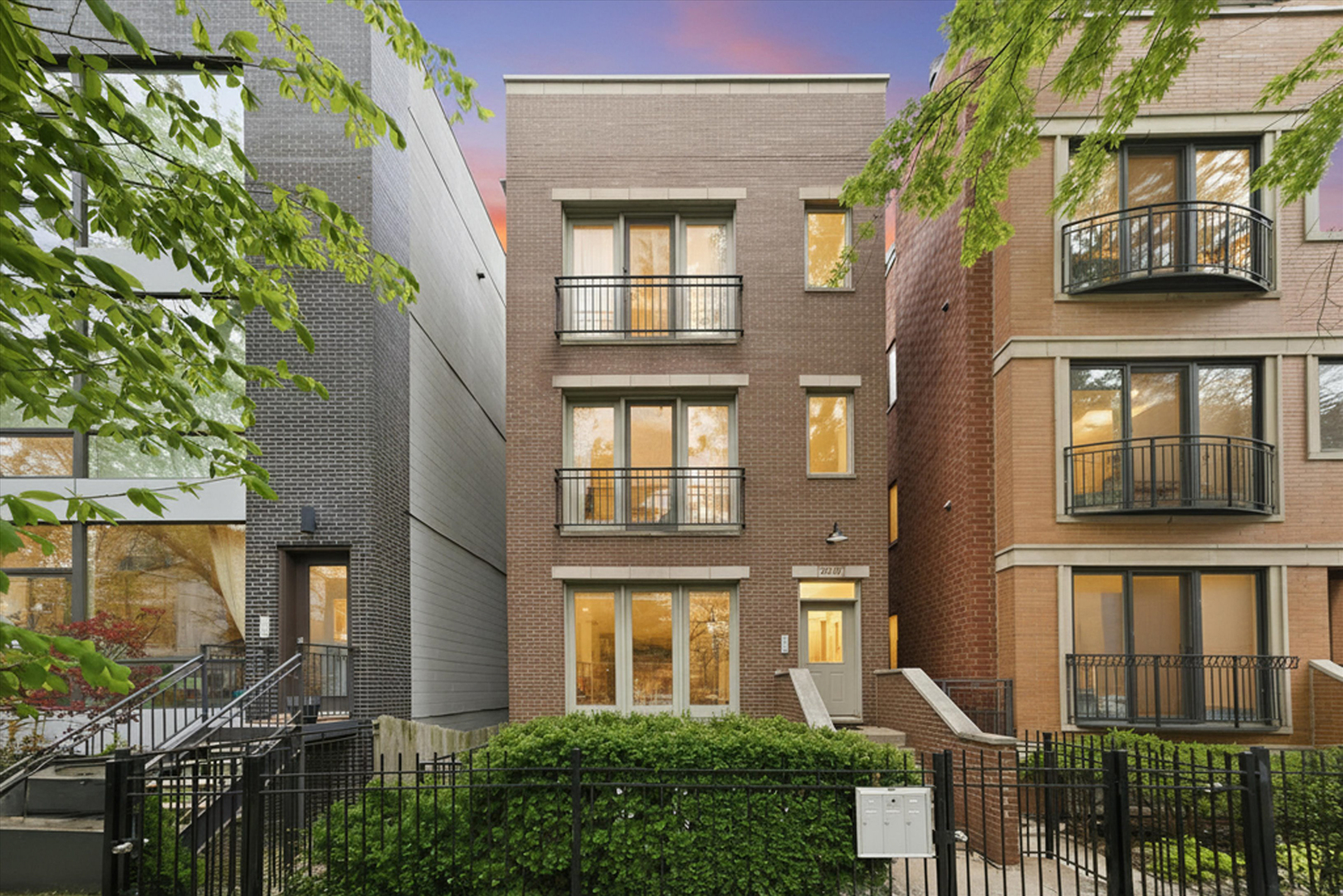 2416 W THOMAS Street Unit: 2