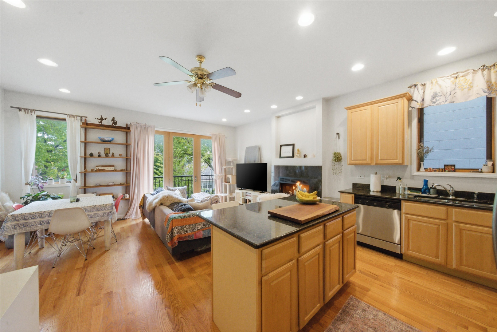 2416 W THOMAS Street Unit: 2