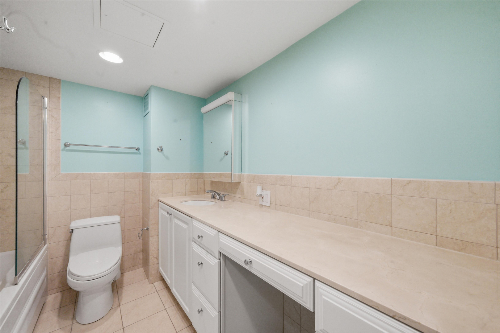 260 E Chestnut Street Unit: 2306