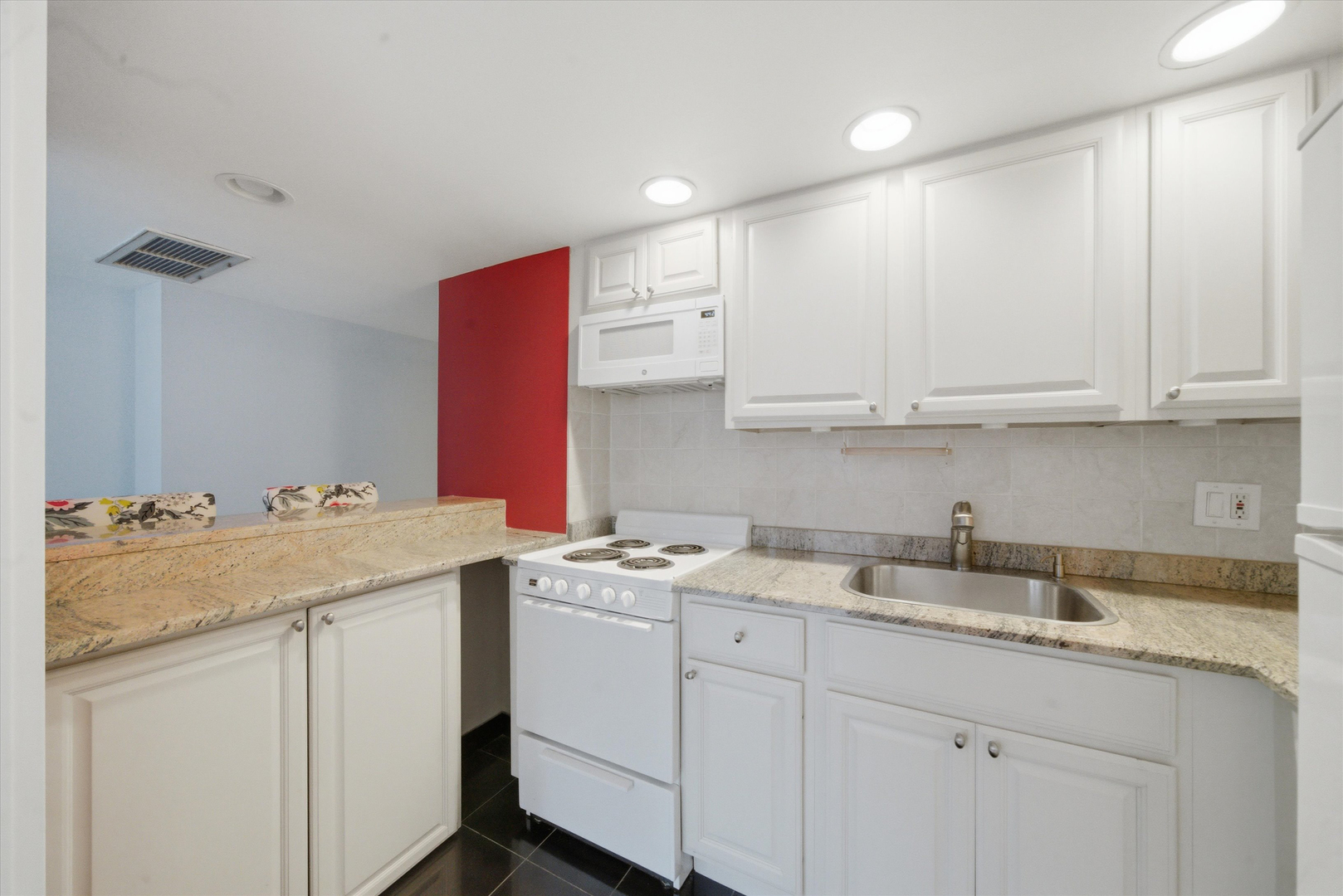 260 E Chestnut Street Unit: 2306
