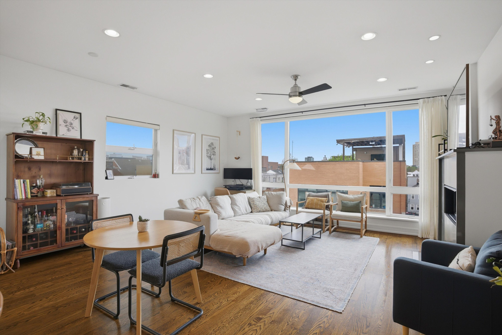 1521 W FRY Street Unit: 4