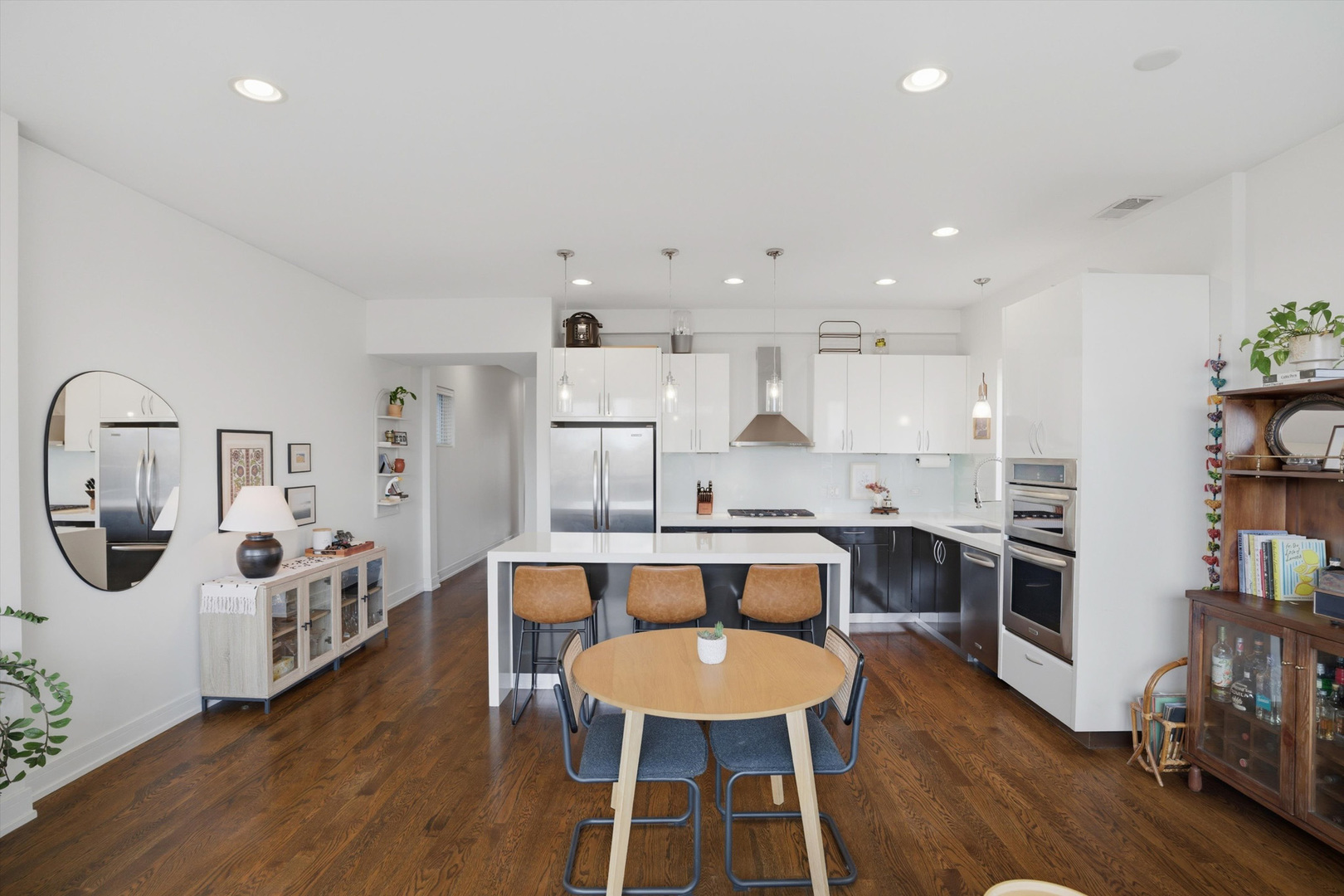 1521 W FRY Street Unit: 4