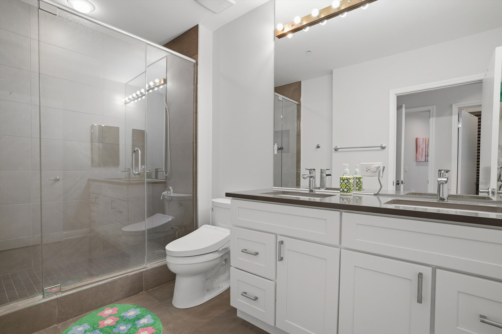 233 E 13th Street Unit: 909