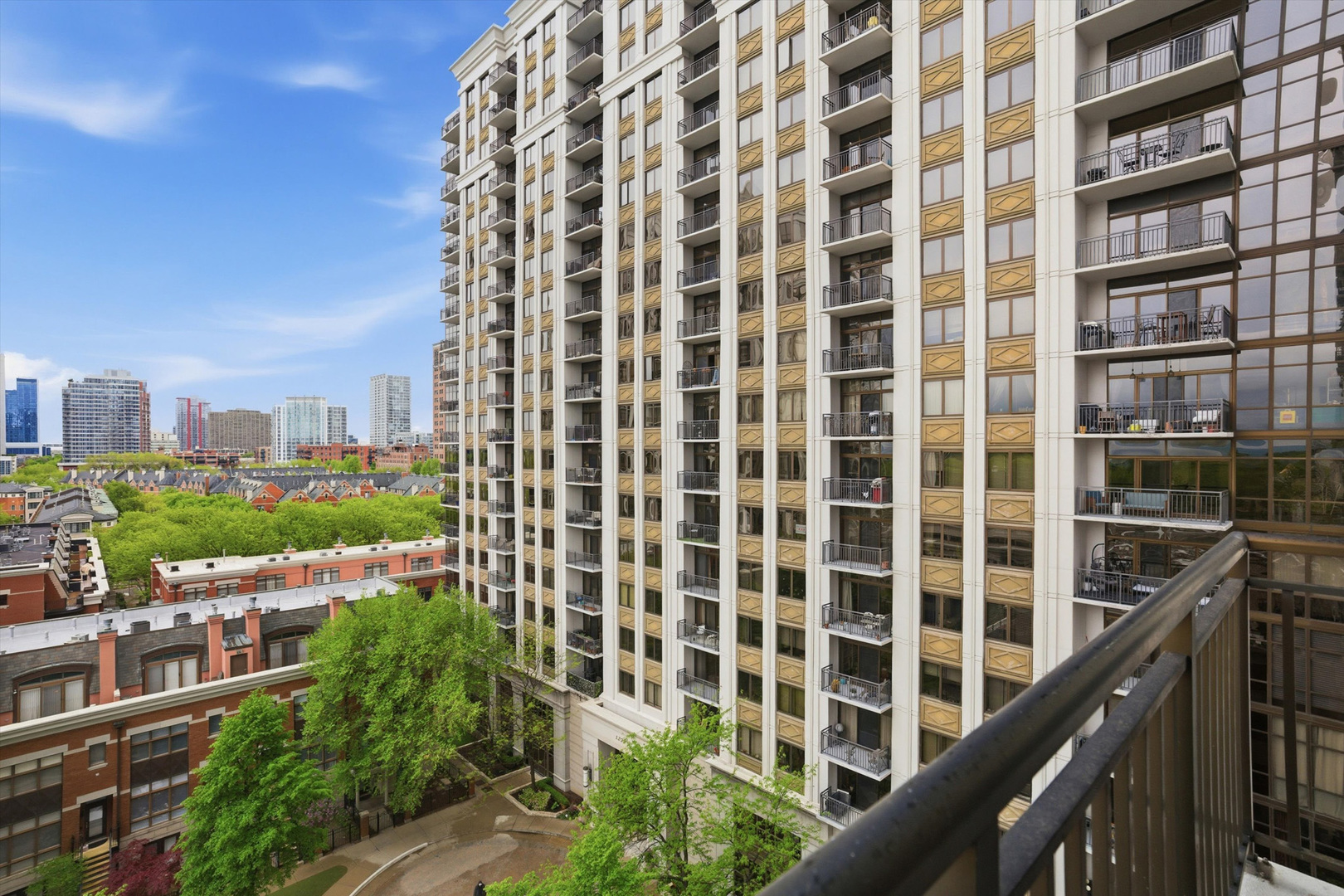 233 E 13th Street Unit: 909