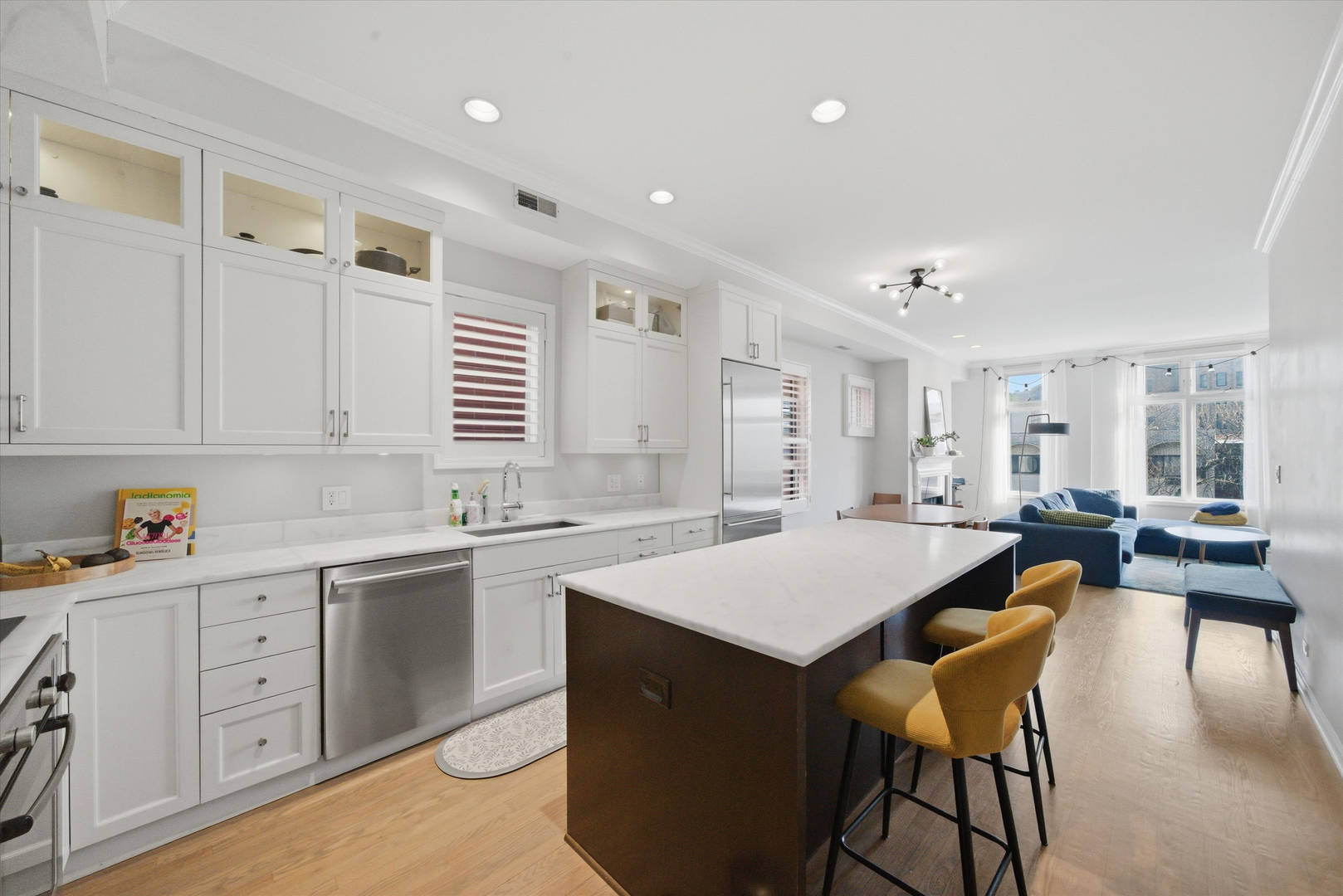 540 W Oakdale Avenue Unit: 4E