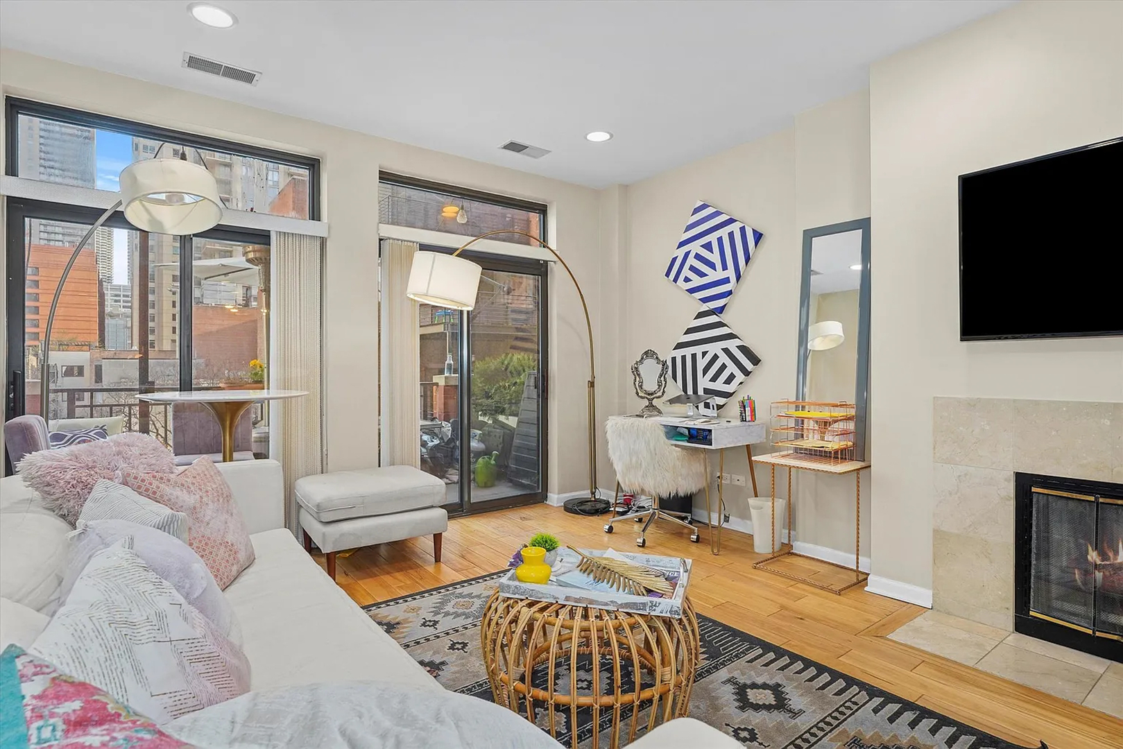 33 W Huron Street Unit: 413