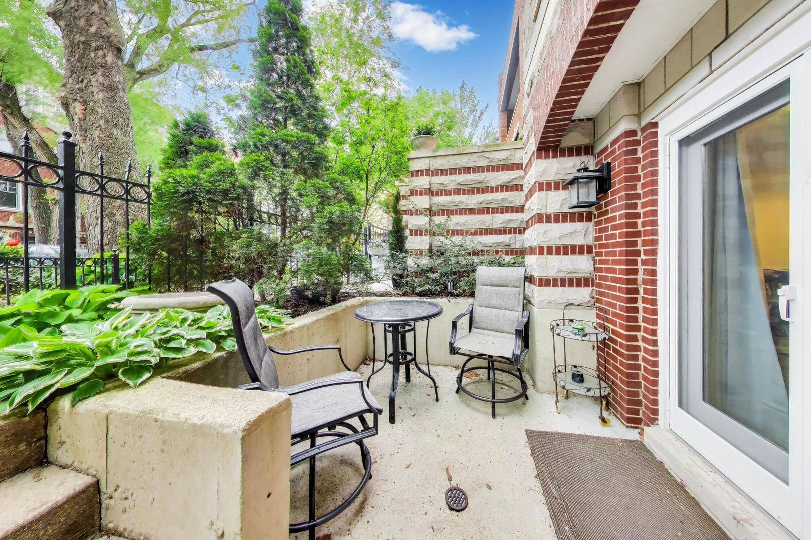 924 W Wolfram Street Unit: 1