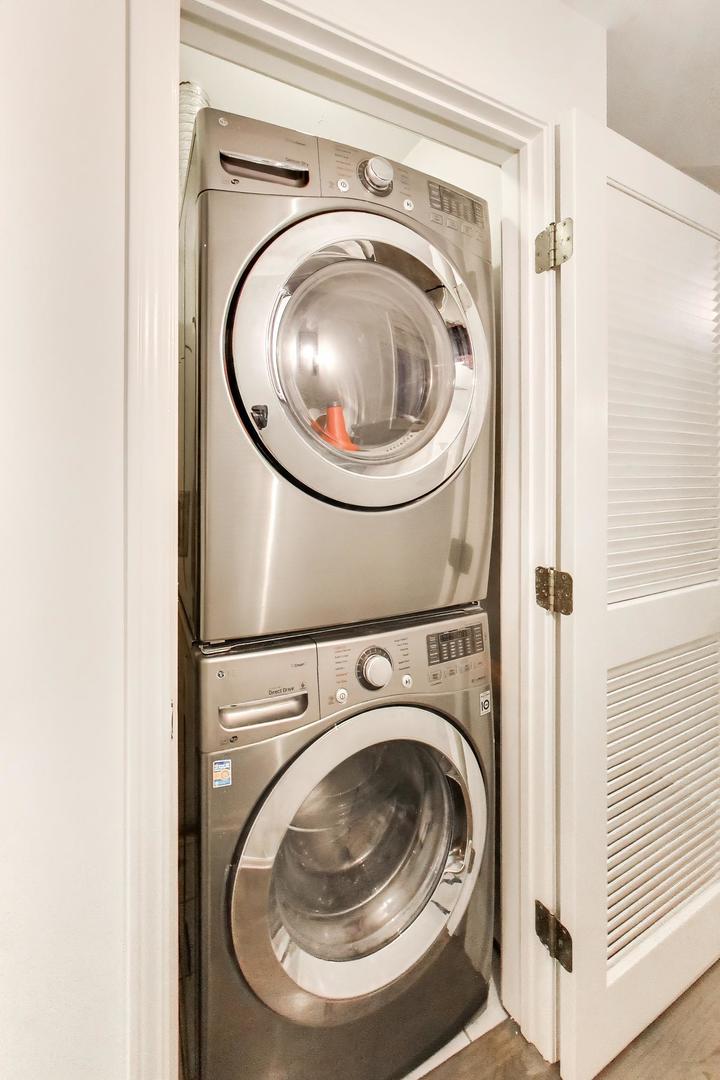 924 W Wolfram Street Unit: 1