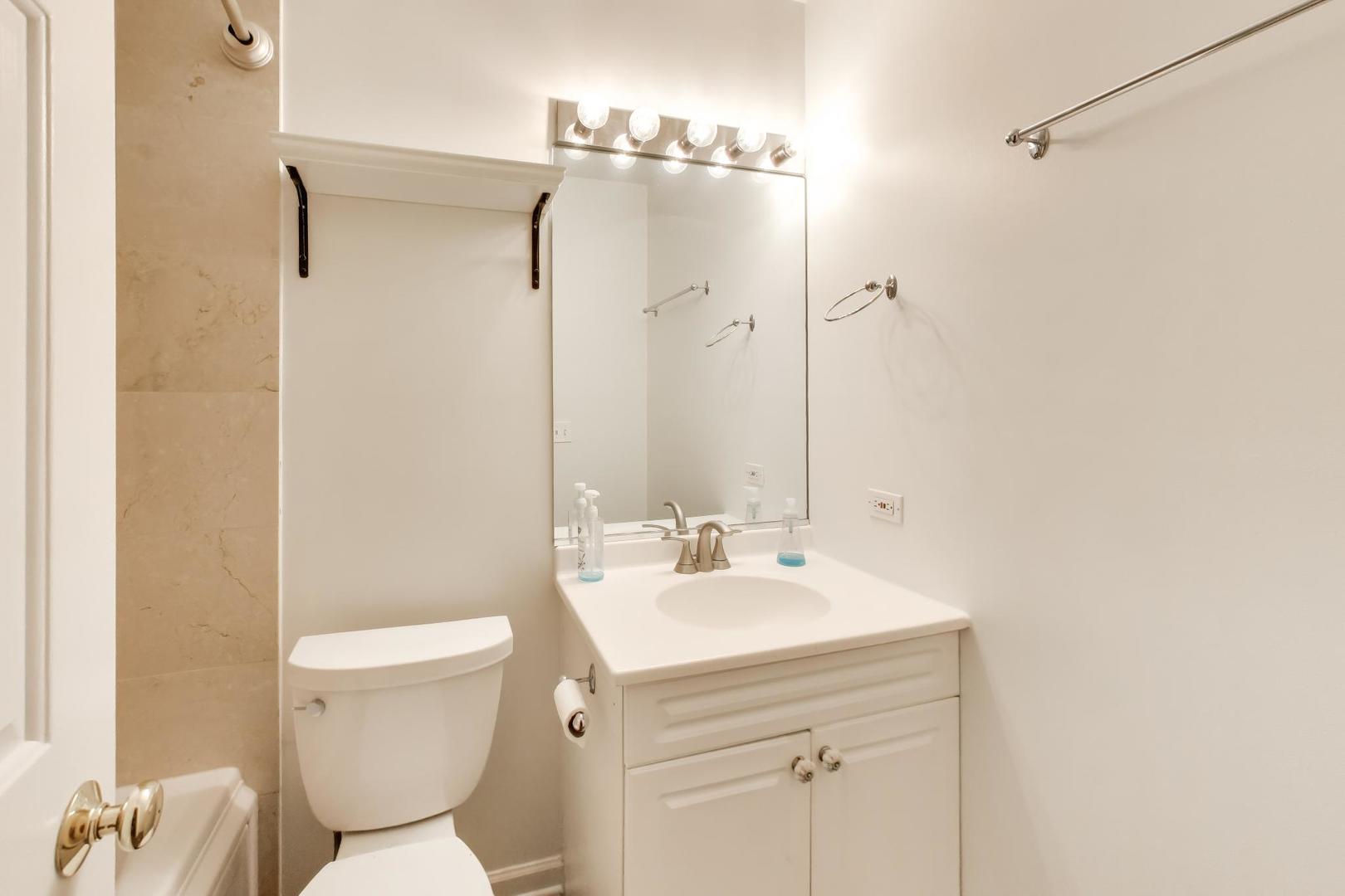 924 W Wolfram Street Unit: 1
