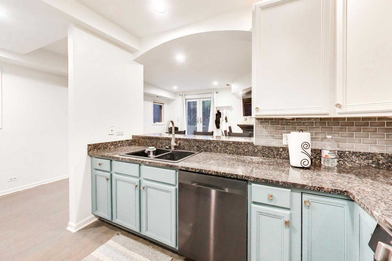 924 W Wolfram Street Unit: 1