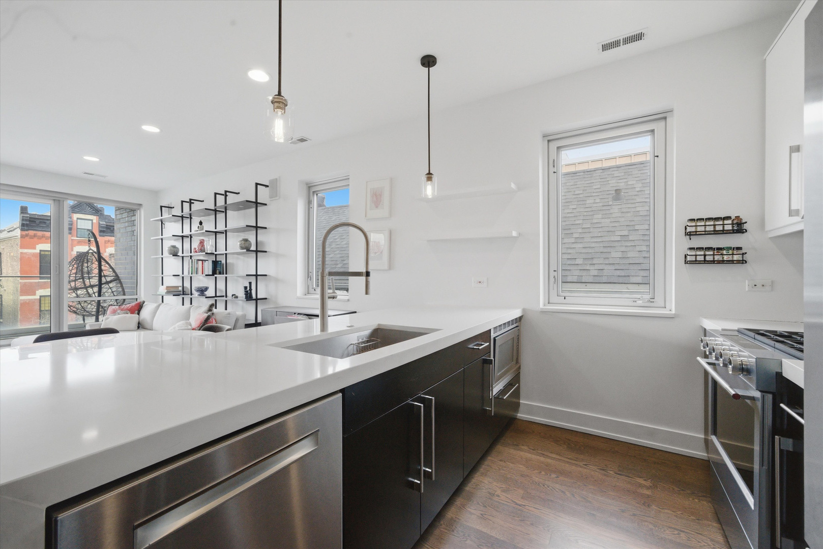 1335 N Bosworth Avenue Unit: 2N
