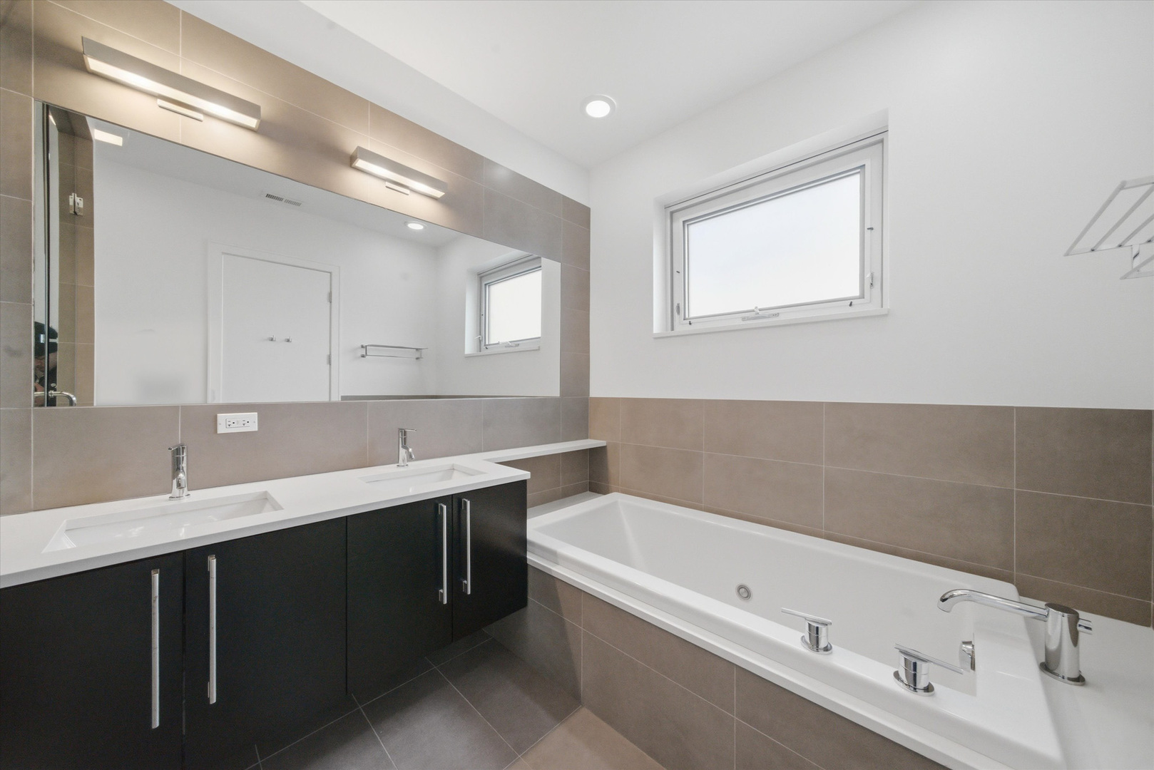 1335 N Bosworth Avenue Unit: 2N