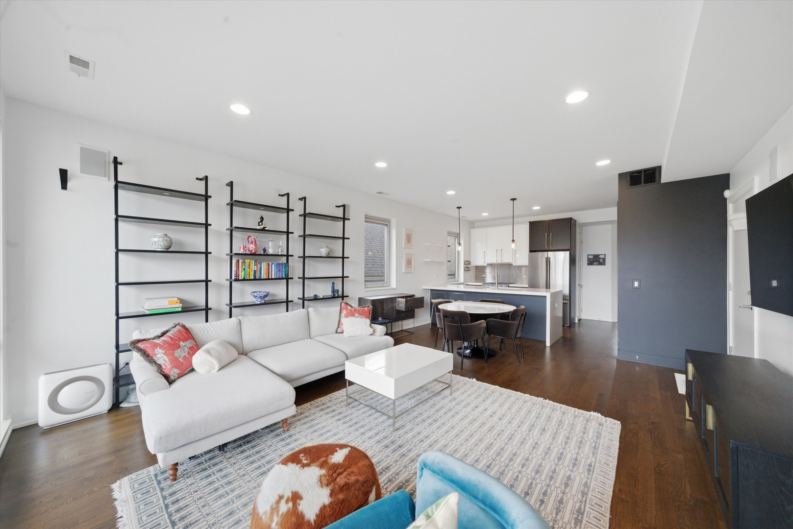 1335 N Bosworth Avenue Unit: 2N