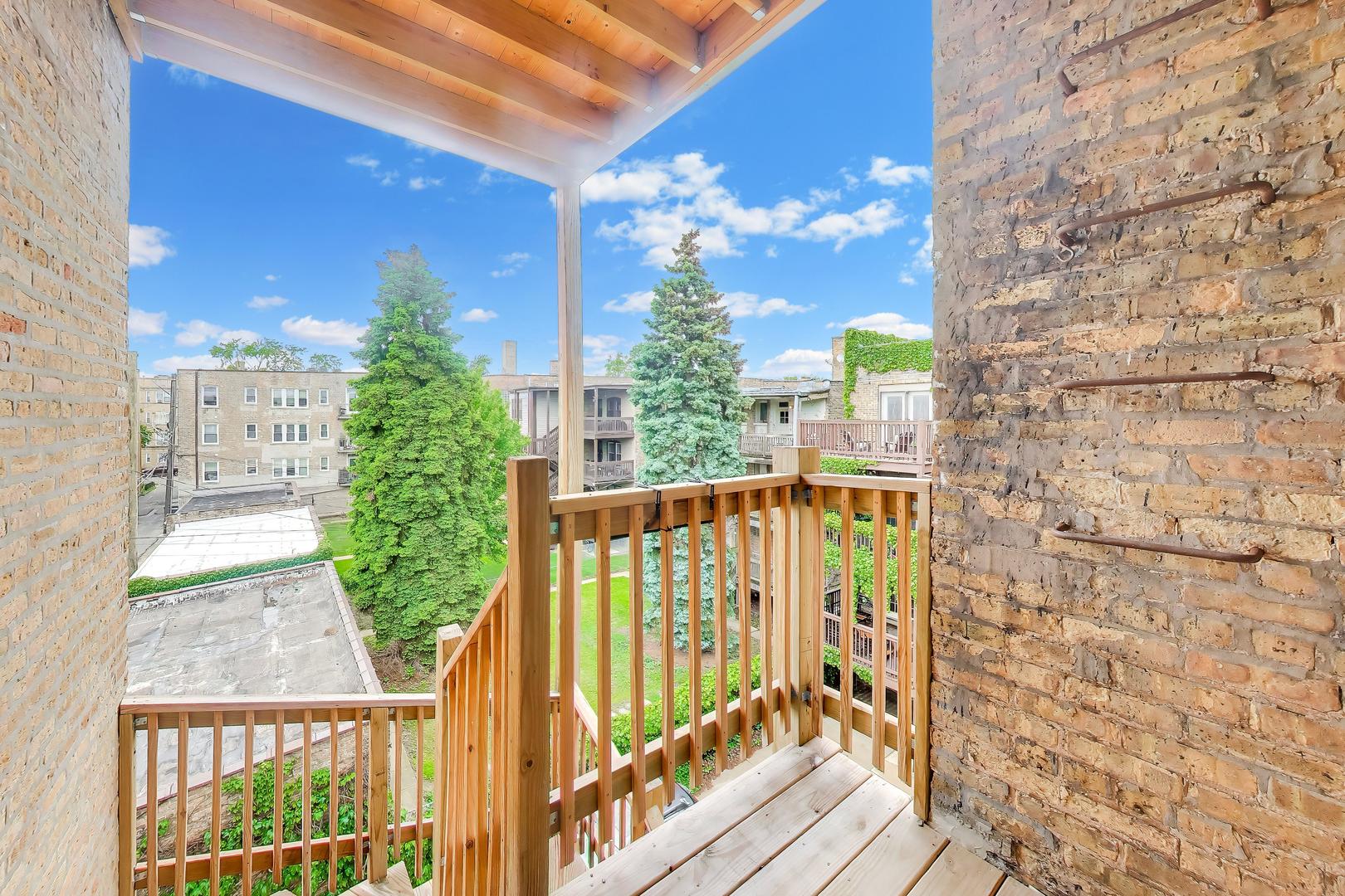 7400 N Seeley Avenue Unit: 3