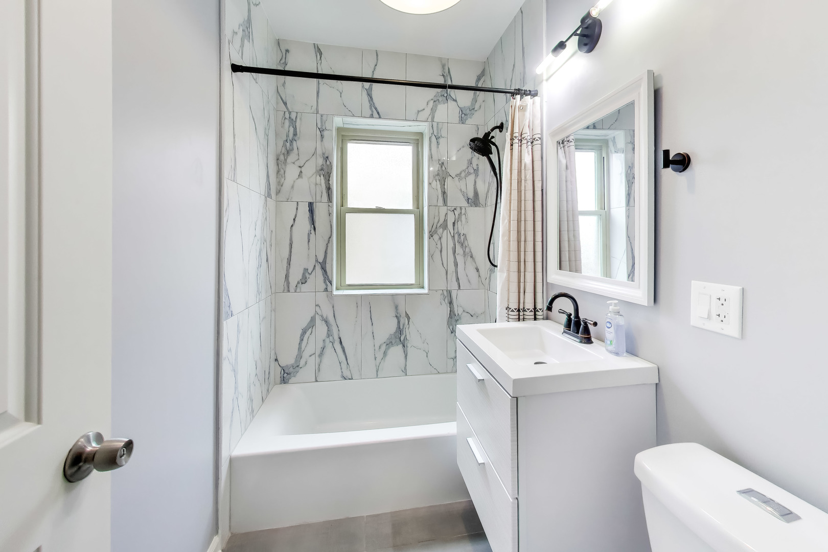 7400 N Seeley Avenue Unit: 3