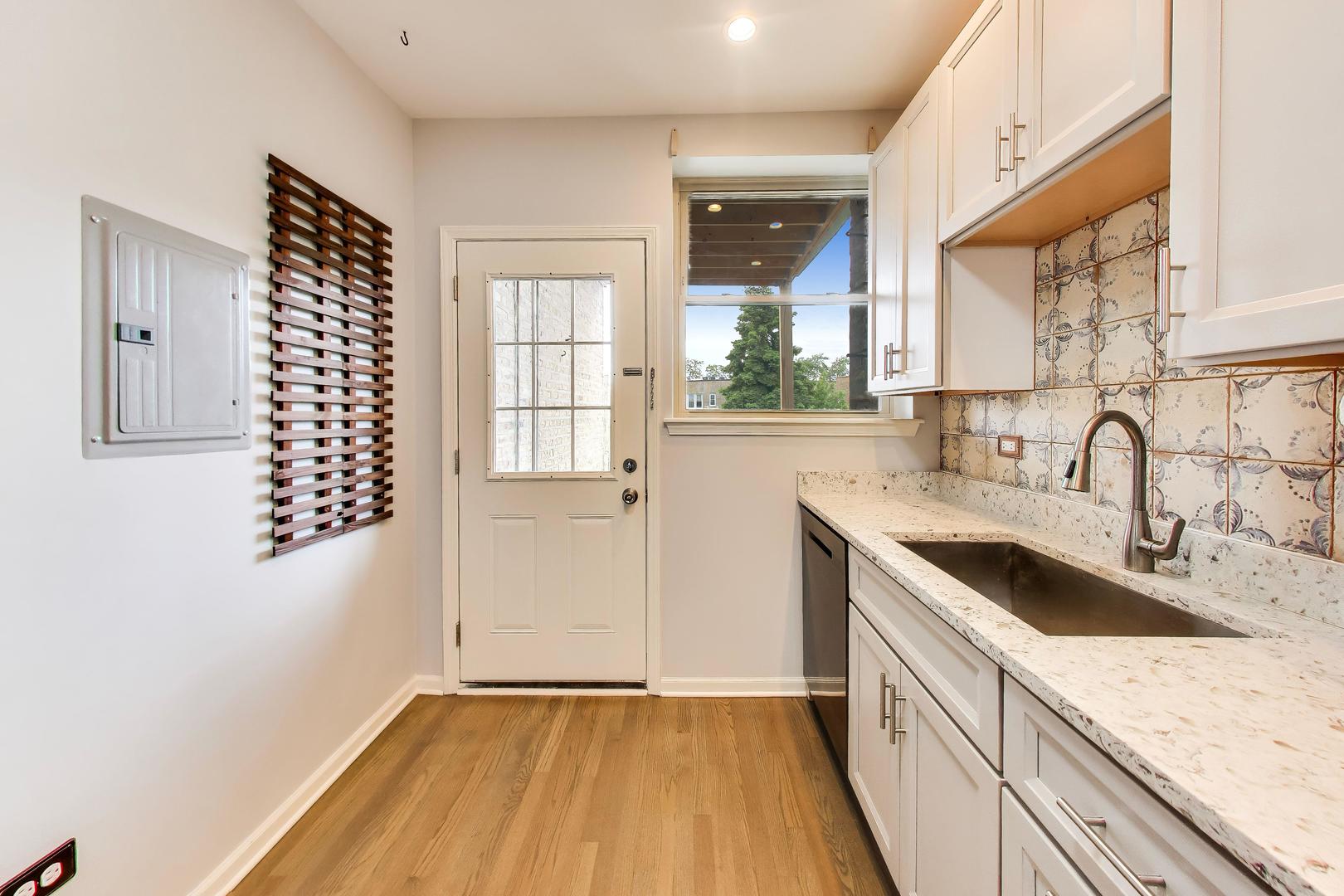 7400 N Seeley Avenue Unit: 3