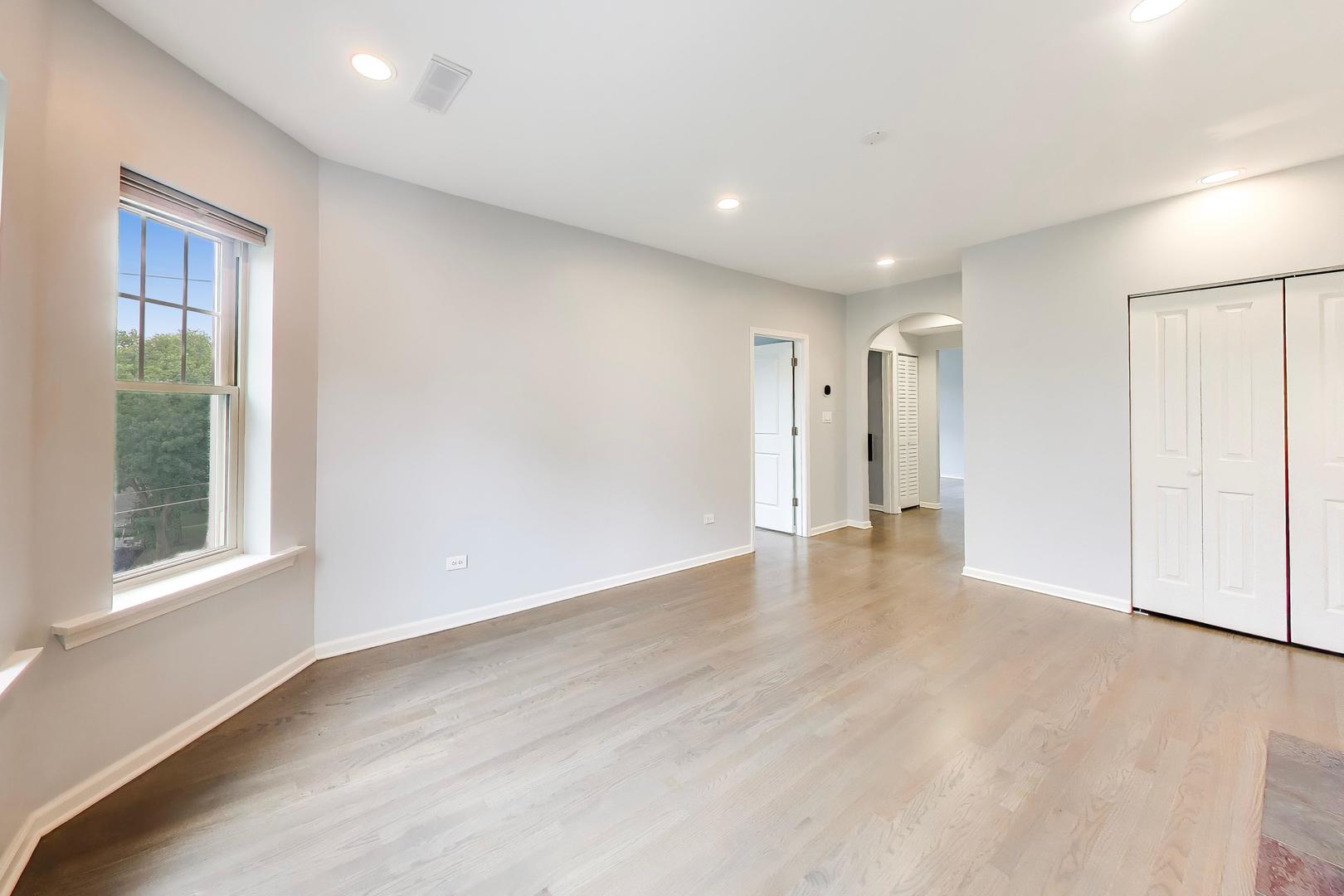 7400 N Seeley Avenue Unit: 3