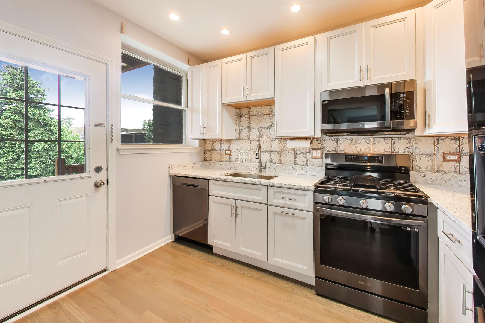 7400 N Seeley Avenue Unit: 3