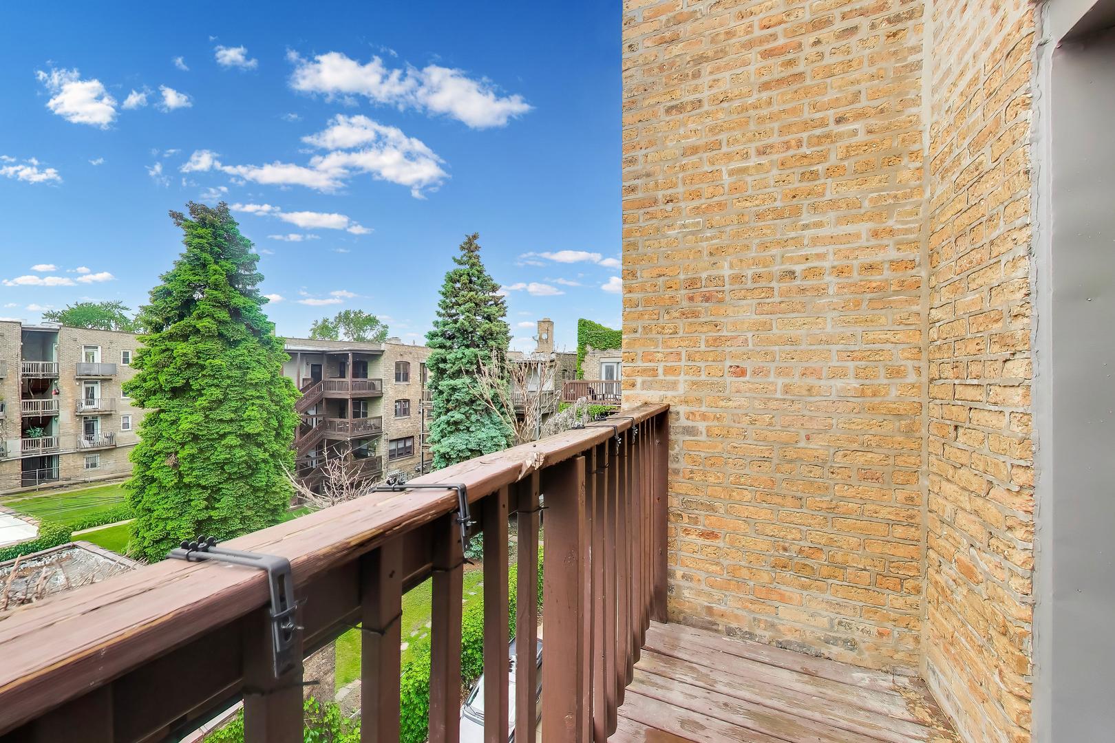 7400 N Seeley Avenue Unit: 3