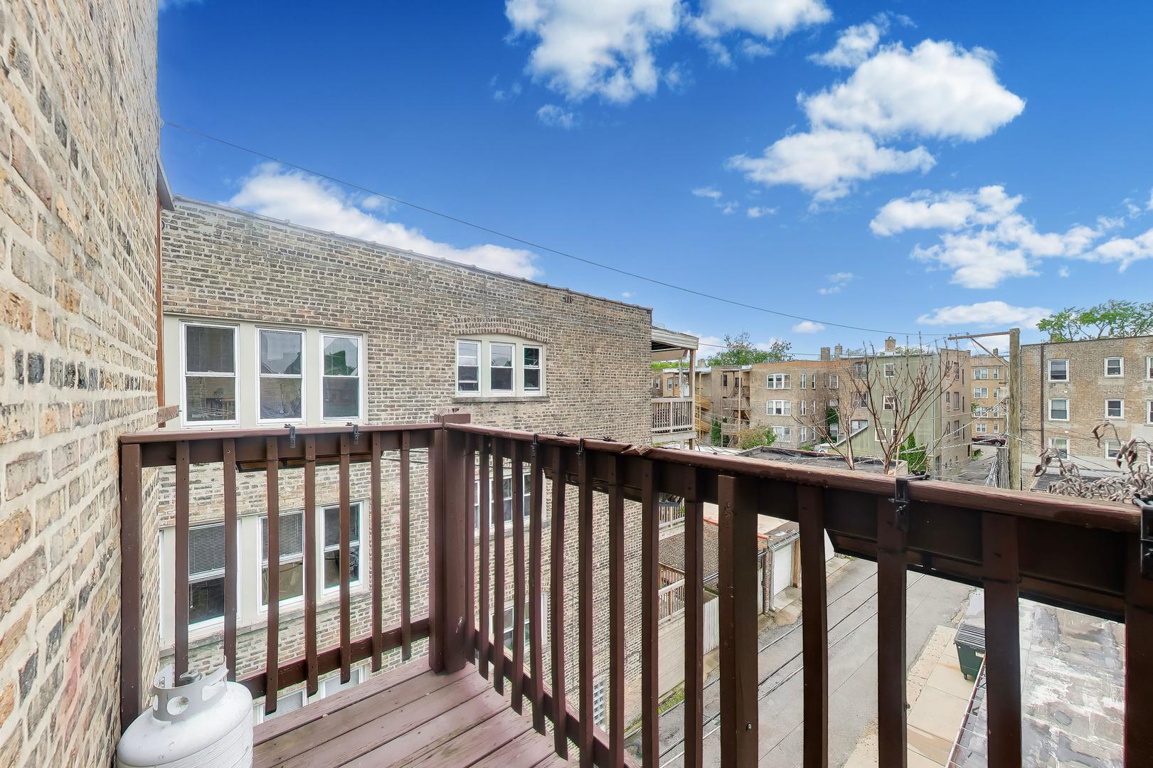 7400 N Seeley Avenue Unit: 3