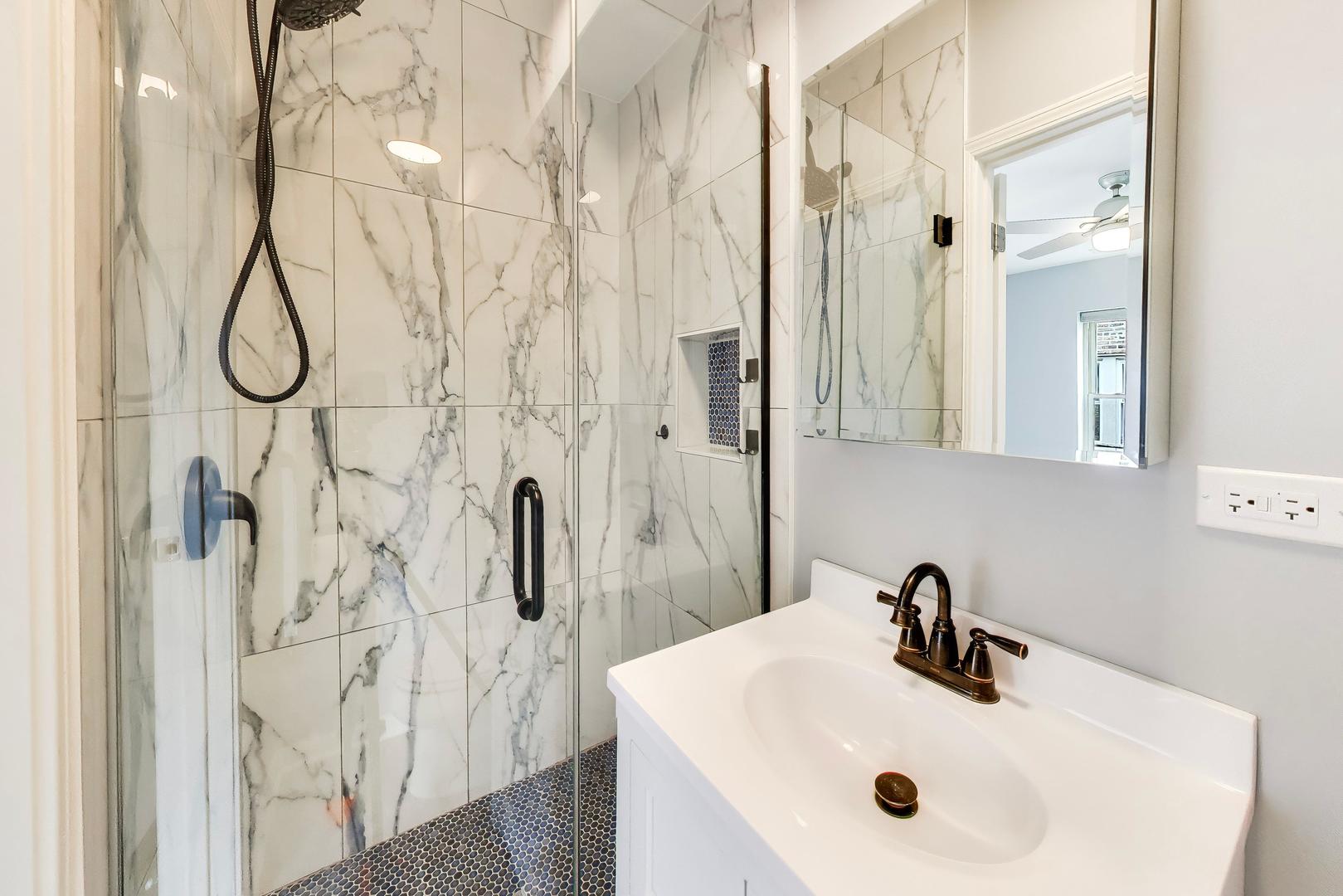 7400 N Seeley Avenue Unit: 3