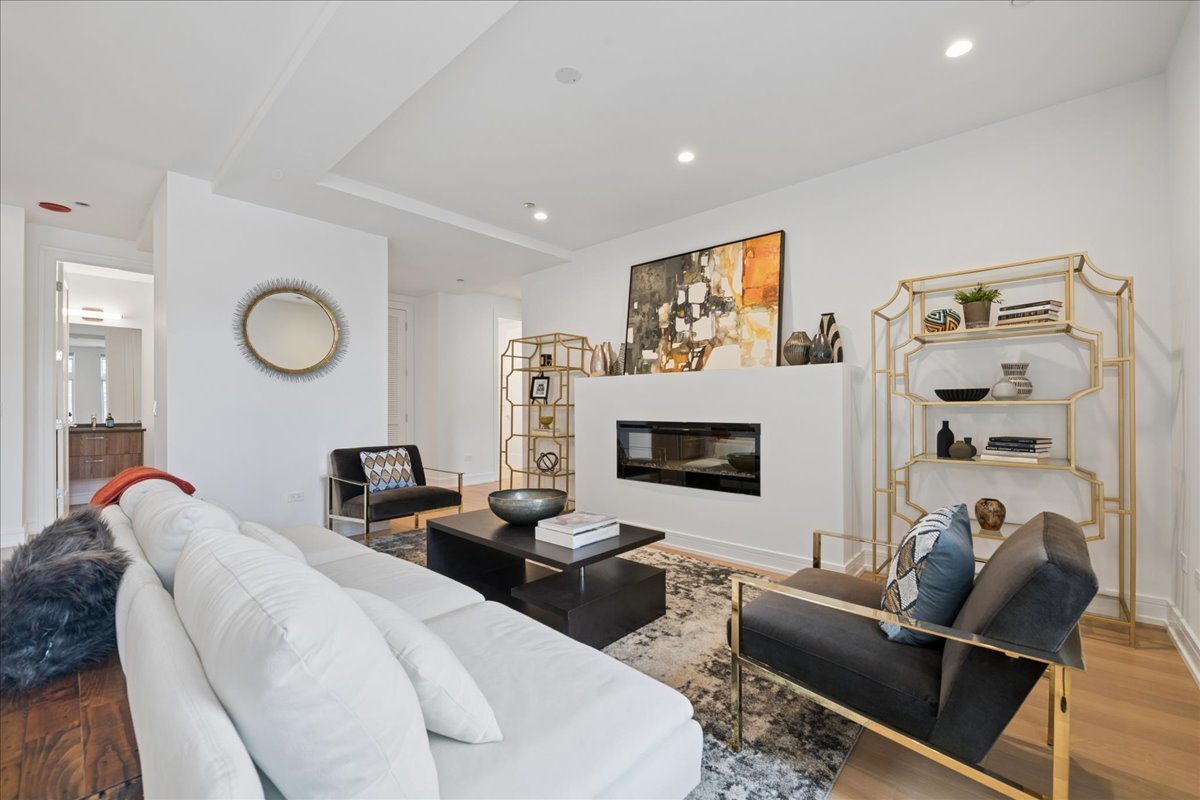 434 W Melrose Street Unit: 602