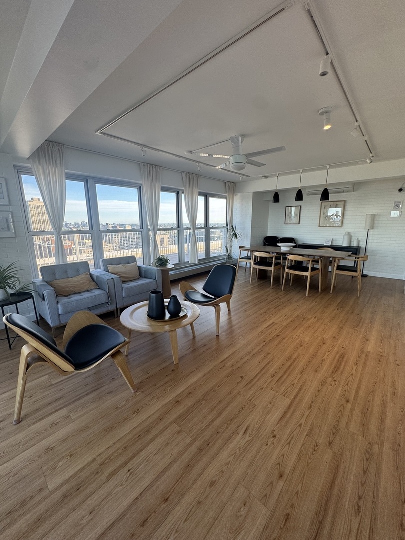 336 W Wellington Avenue Unit: 1001