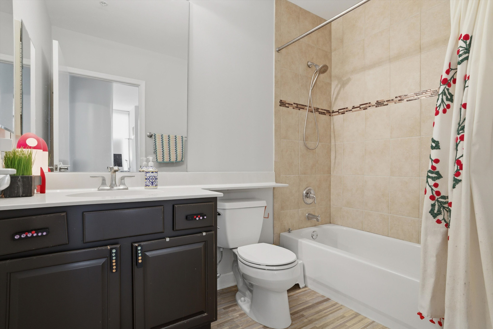 233 E 13th Street Unit: 909