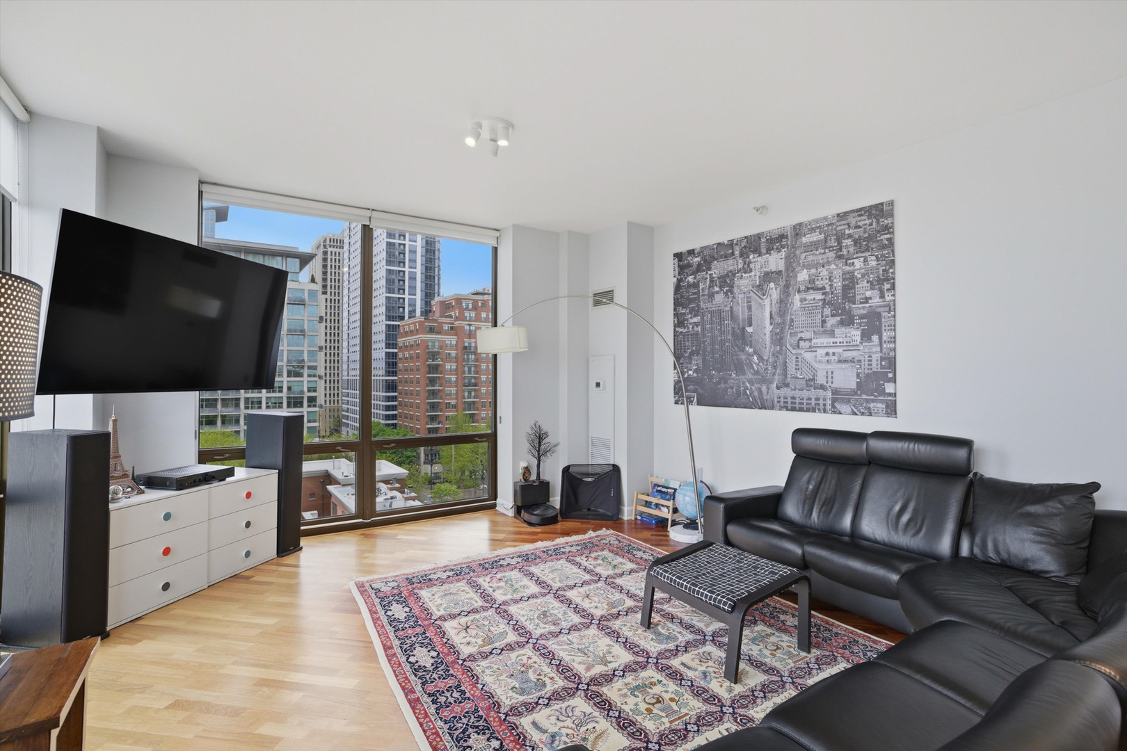 233 E 13th Street Unit: 909