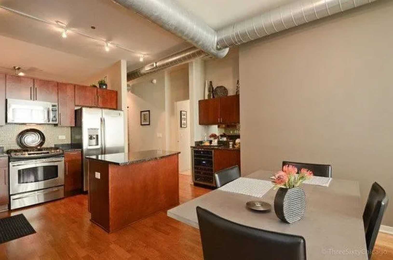 700 N Larrabee Street Unit: 2013