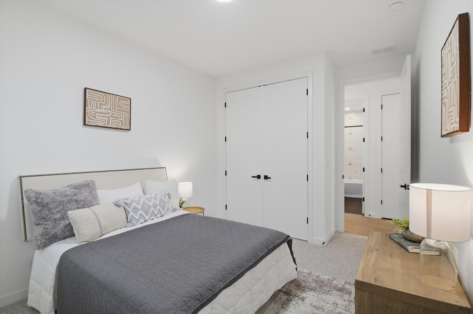 5824 N Lincoln Avenue Unit: 1S