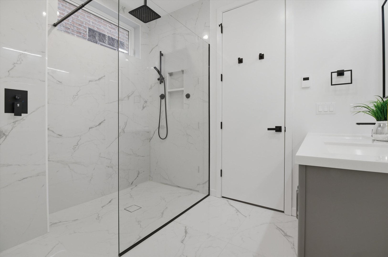 5824 N Lincoln Avenue Unit: 1S