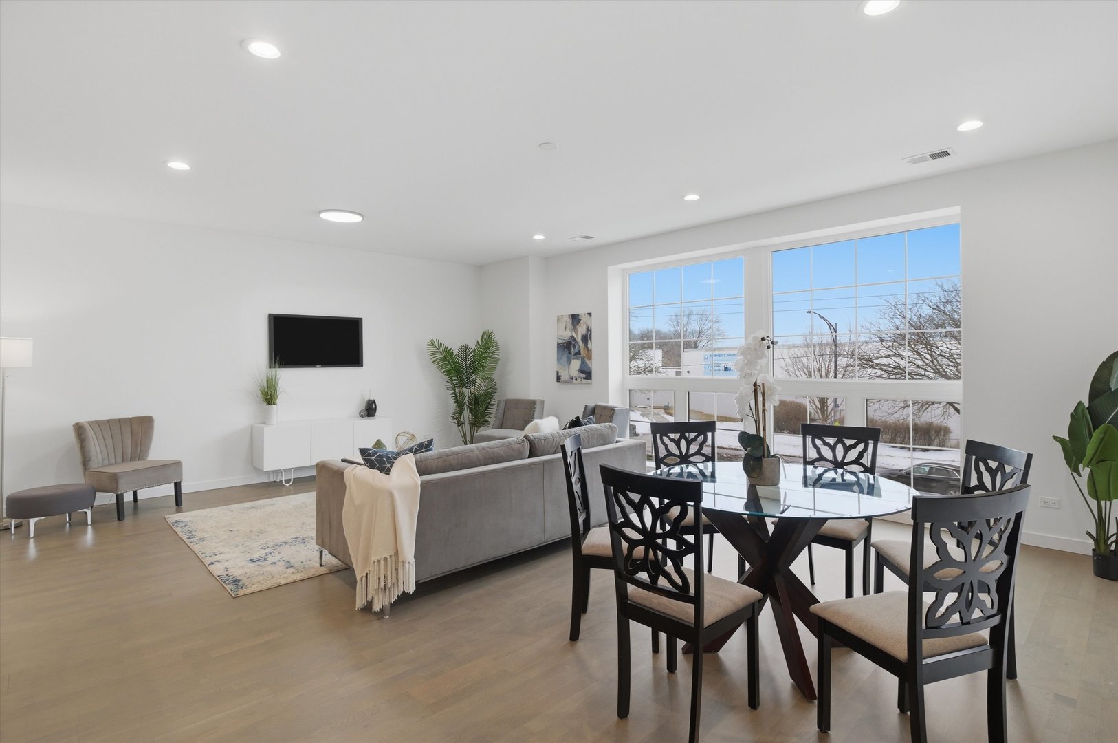 5824 N Lincoln Avenue Unit: 1S
